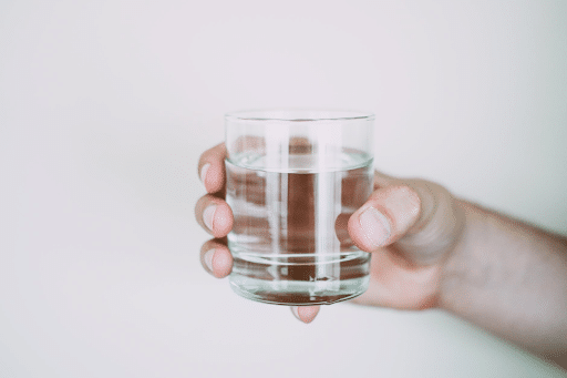 Вода с нейтральным pH в стакане
