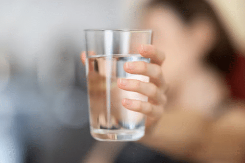 Щелочная вода в стакане